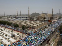 Para peziarah Muslim menggunakan payung untuk melindungi diri dari terik matahari setelah salat Zuhur di luar Masjid Nimrah di Dataran Arafat selama ibadah haji tahunan, di luar kota suci Mekah, Arab Saudi, 26 Mei 2026. (REUTERS/Ibraheem Abu Mustafa)