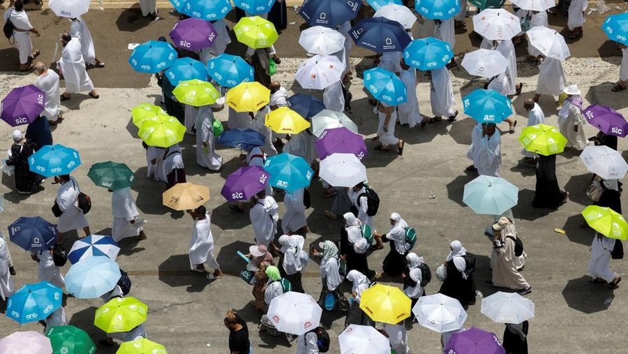 Para peziarah Muslim menggunakan payung untuk melindungi diri dari terik matahari setelah salat Zuhur di luar Masjid Nimrah di Dataran Arafat selama ibadah haji tahunan, di luar kota suci Mekah, Arab Saudi, 26 Mei 2026.