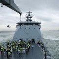 Para tamu menyaksikan anggota Unit Penerbangan Angkatan Laut Nigeria dan Layanan Perahu Khusus melakukan latihan di samping NNS Kada, kapal operasional terbesar angkatan laut, selama latihan di luar pelabuhan yang menandai peringatan 70 tahun angkata