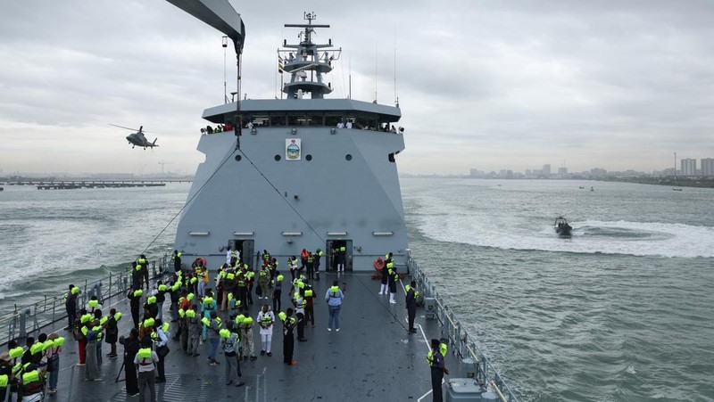 Para tamu menyaksikan anggota Unit Penerbangan Angkatan Laut Nigeria dan Layanan Perahu Khusus melakukan latihan di samping NNS Kada, kapal operasional terbesar angkatan laut, selama latihan di luar pelabuhan yang menandai peringatan 70 tahun angkata