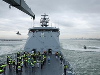Para tamu menyaksikan anggota Unit Penerbangan Angkatan Laut Nigeria dan Layanan Perahu Khusus melakukan latihan di samping NNS Kada, kapal operasional terbesar angkatan laut, selama latihan di luar pelabuhan yang menandai peringatan 70 tahun angkata