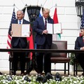 FOTO ARSIP: Menteri Luar Negeri Bahrain Abdullatif Al Zayani, Perdana Menteri Israel Benjamin Netanyahu, Presiden AS Donald Trump, dan Menteri Luar Negeri Uni Emirat Arab (UEA) Abdullah bin Zayed berpartisipasi dalam penandatanganan Perjanjian Abraha