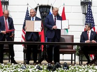 FOTO ARSIP: Menteri Luar Negeri Bahrain Abdullatif Al Zayani, Perdana Menteri Israel Benjamin Netanyahu, Presiden AS Donald Trump, dan Menteri Luar Negeri Uni Emirat Arab (UEA) Abdullah bin Zayed berpartisipasi dalam penandatanganan Perjanjian Abraha