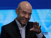 Presiden Direktur PT Phytochemindo Reksa Patrick Kalona memberi pemaparan dalam acara Health Forum di Studio CNBC Indonesia, Jakarta, Selasa, 26/5. (CNBC Indonesia/Muhammad Sabki)