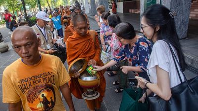 Puluhan Bhikkhu dari 4 Negara Jalan Kaki Menuju Borobudur Sambut Waisak