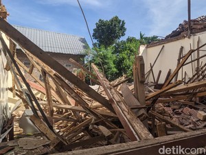 Video: Ruang Kelas SD di Tulungagung Ambruk gegara Kondisi Bangunan Lapuk