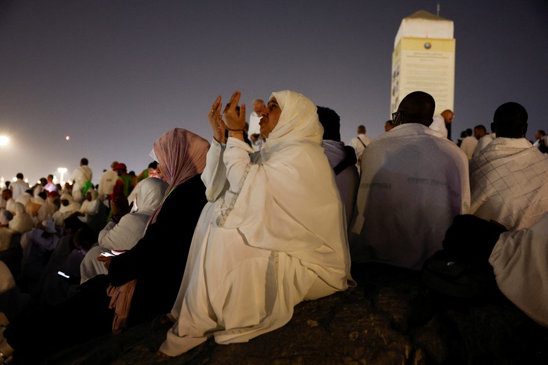 Muslim pilgrims gather at Mount of Mercy on the plain of Arafat during the annual hajj pilgrimage, outside the holy city of Mecca, Saudi Arabia, May 26, 2026. REUTERS/Ibraheem Abu Mustafa