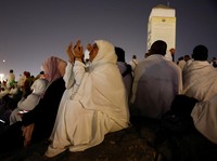 Muslim pilgrims gather at Mount of Mercy on the plain of Arafat during the annual hajj pilgrimage, outside the holy city of Mecca, Saudi Arabia, May 26, 2026. REUTERS/Ibraheem Abu Mustafa