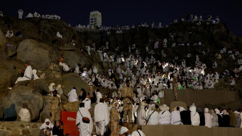 Muslim pilgrims gather at Mount of Mercy on the plain of Arafat during the annual hajj pilgrimage, outside the holy city of Mecca, Saudi Arabia, May 26, 2026. REUTERS/Ibraheem Abu Mustafa