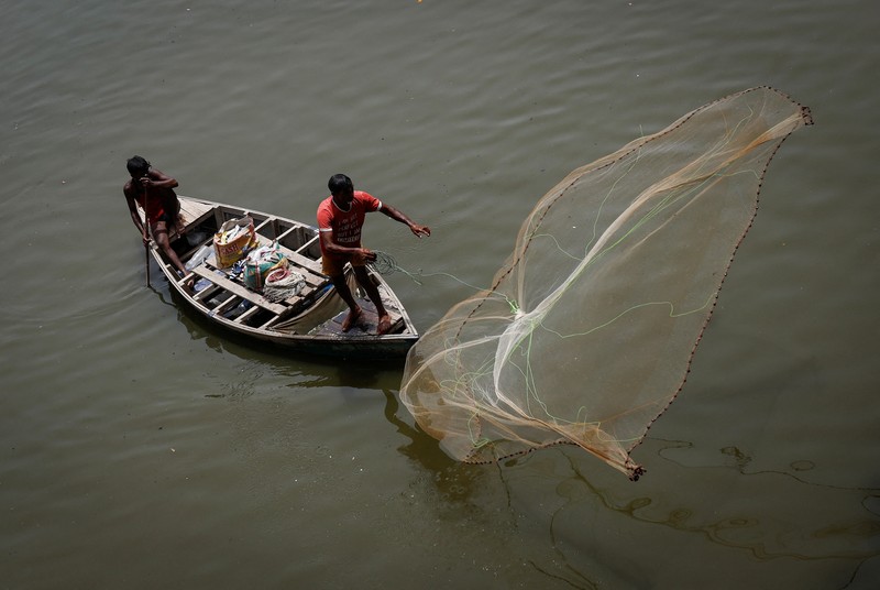 Orang-orang berenang di kolam renang umum pada hari musim panas yang terik di New Delhi, India, 25 Mei 2026. (REUTERS/Adnan Abidi)