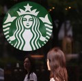 Seorang wanita berjalan melewati logo Starbucks di Seoul, Korea Selatan, 26 Mei 2026. (REUTERS/Kim Hong-Ji)