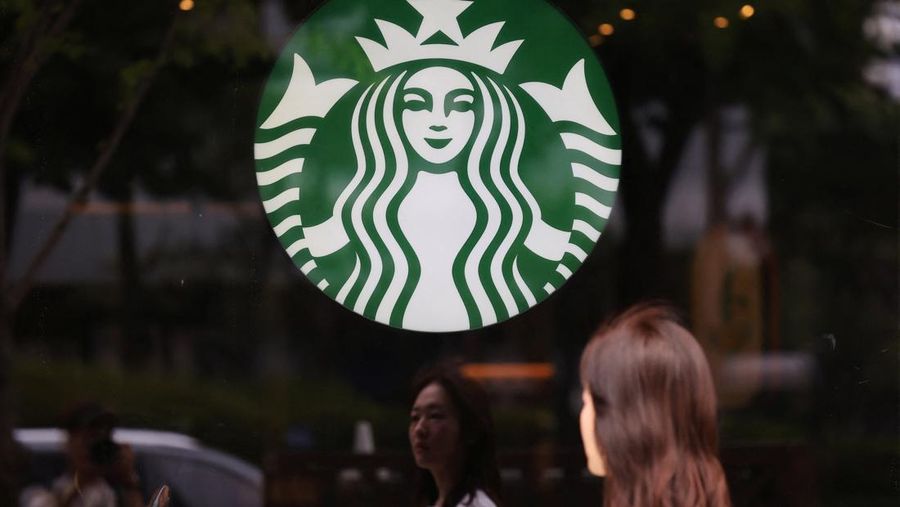 Seorang wanita berjalan melewati logo Starbucks di Seoul, Korea Selatan, 26 Mei 2026. (REUTERS/Kim Hong-Ji)