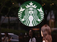 Seorang wanita berjalan melewati logo Starbucks di Seoul, Korea Selatan, 26 Mei 2026. (REUTERS/Kim Hong-Ji)