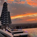 Foto: Sunset dari 28th Sky Beach Club The Trans Luxury Hotel Surabaya. (Dokumentasi detikcom/Aprilia Devi)