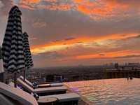 Foto: Sunset dari 28th Sky Beach Club The Trans Luxury Hotel Surabaya. (Dokumentasi detikcom/Aprilia Devi)