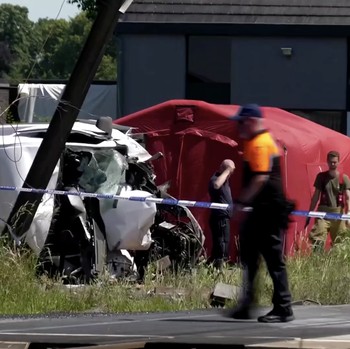 Tim penyelamat melihat bus sekolah yang rusak usai tertabrak kereta di sebuah perlintasan rel di wilayah Flanders utara, Beglia Selasa (26/5/2026) pagi waktu setempat. (Tangkapan Layar Video Reuters/)