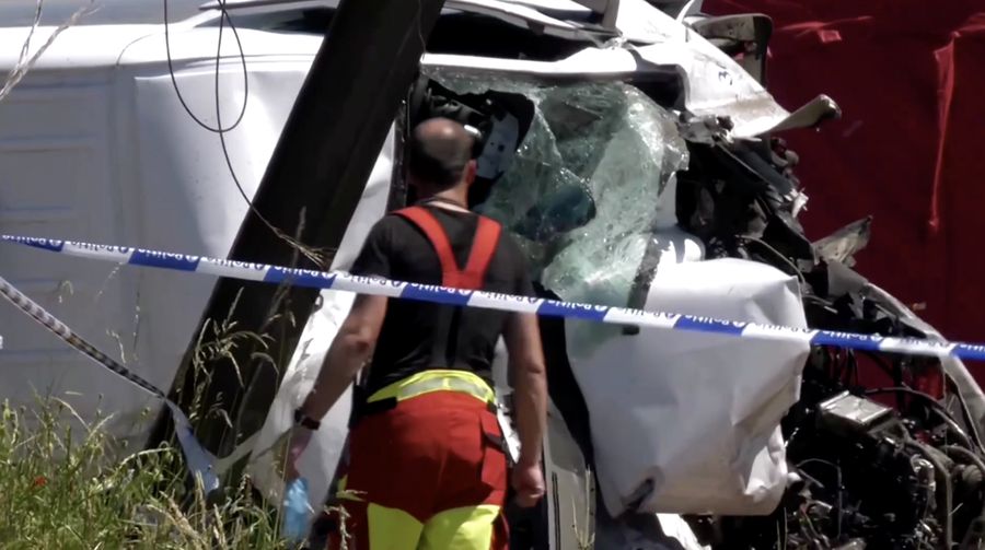 Tim penyelamat melihat bus sekolah yang rusak usai tertabrak kereta di sebuah perlintasan rel di wilayah Flanders utara, Beglia Selasa (26/5/2026) pagi waktu setempat.