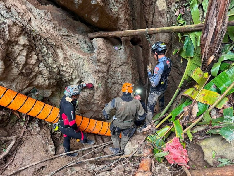 Anggota tim penyelamat berupaya menyelamatkan tujuh orang yang terjebak di dalam gua, di lokasi yang disebutkan sebagai Provinsi Xaisomboun, Laos, Selasa (26/5/2026). (Handout via REUTERS)