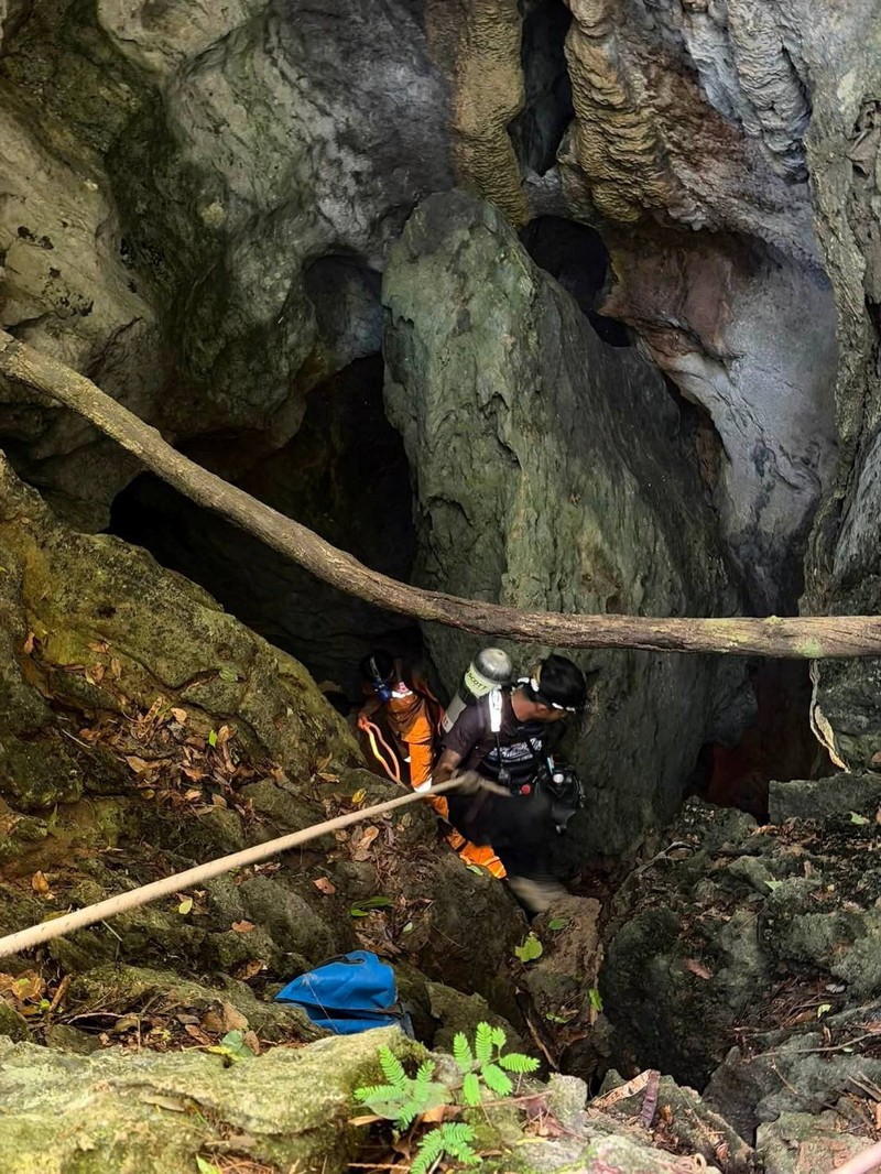 Anggota tim penyelamat berupaya menyelamatkan tujuh orang yang terjebak di dalam gua, di lokasi yang disebutkan sebagai Provinsi Xaisomboun, Laos, Selasa (26/5/2026). (Handout via REUTERS)