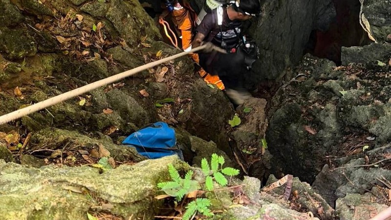 Anggota tim penyelamat berupaya menyelamatkan tujuh orang yang terjebak di dalam gua, di lokasi yang disebutkan sebagai Provinsi Xaisomboun, Laos, Selasa (26/5/2026). (Handout via REUTERS)