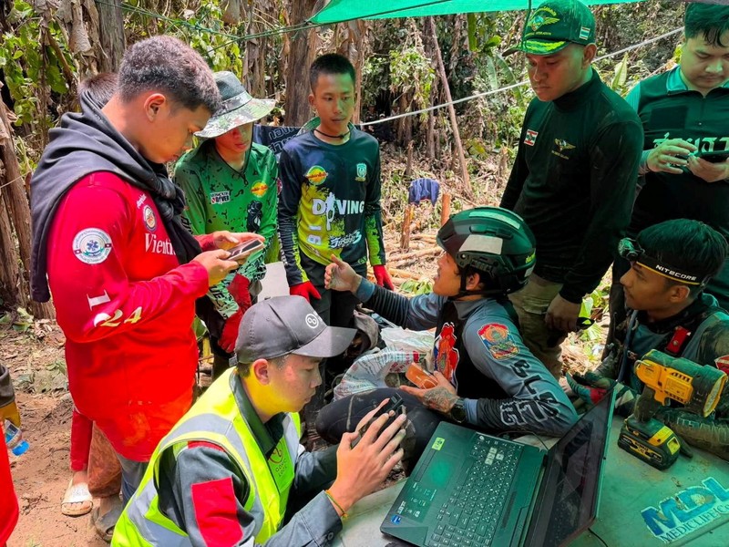 Anggota tim penyelamat berupaya menyelamatkan tujuh orang yang terjebak di dalam gua, di lokasi yang disebutkan sebagai Provinsi Xaisomboun, Laos, Selasa (26/5/2026). (Handout via REUTERS)