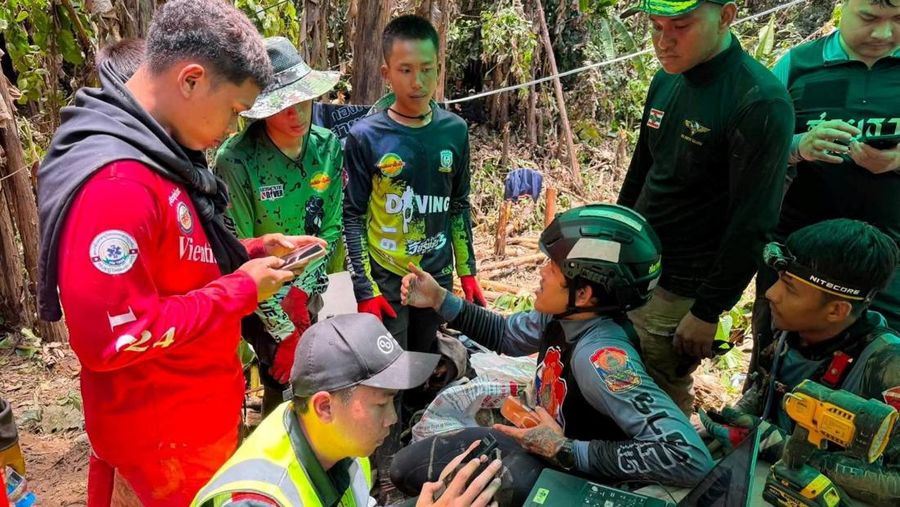 Anggota tim penyelamat berupaya menyelamatkan tujuh orang yang terjebak di dalam gua, di lokasi yang disebutkan sebagai Provinsi Xaisomboun, Laos, Selasa (26/5/2026). (Handout via REUTERS)