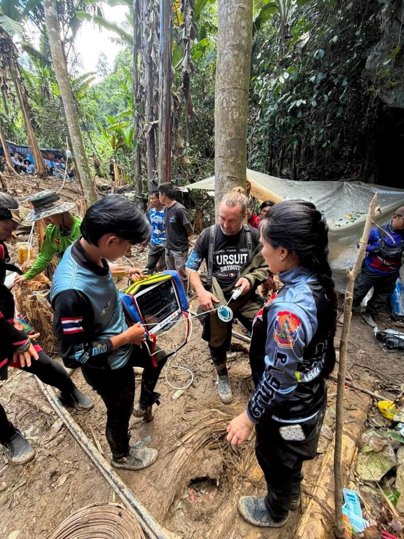 Anggota tim penyelamat berupaya menyelamatkan tujuh orang yang terjebak di dalam gua, di lokasi yang disebutkan sebagai Provinsi Xaisomboun, Laos, Selasa (26/5/2026). (Handout via REUTERS)