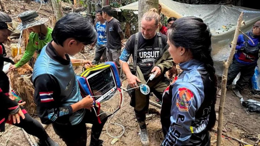 Anggota tim penyelamat berupaya menyelamatkan tujuh orang yang terjebak di dalam gua, di lokasi yang disebutkan sebagai Provinsi Xaisomboun, Laos, Selasa (26/5/2026). (Handout via REUTERS)