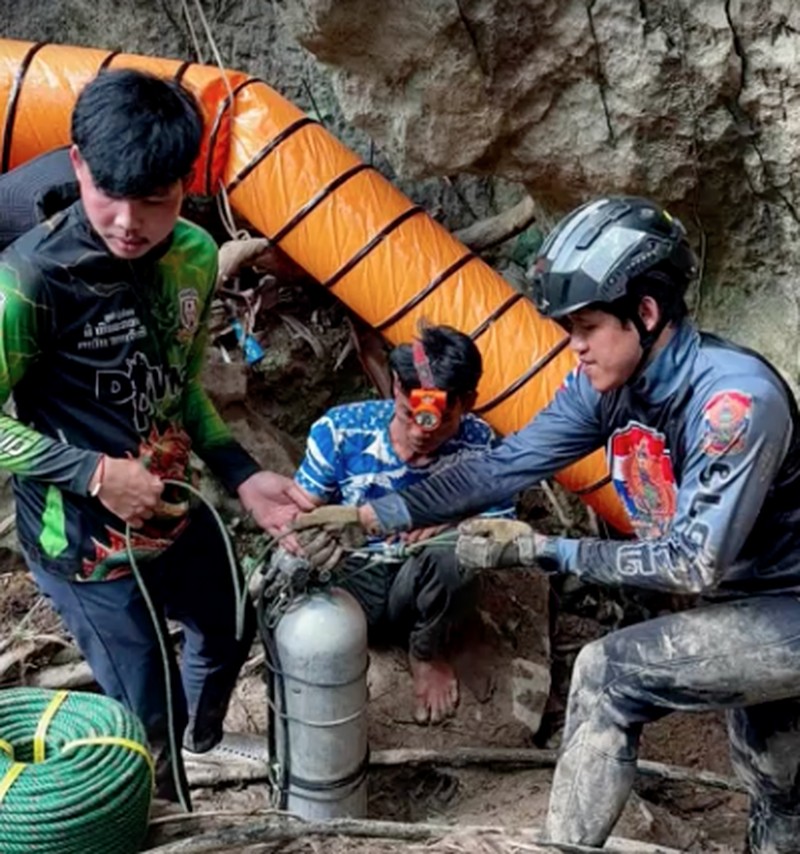 Anggota tim penyelamat berupaya menyelamatkan tujuh orang yang terjebak di dalam gua, di lokasi yang disebutkan sebagai Provinsi Xaisomboun, Laos, Selasa (26/5/2026). (Handout via REUTERS)