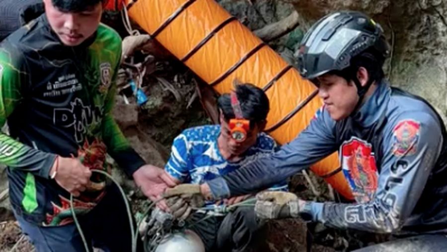 Anggota tim penyelamat berupaya menyelamatkan tujuh orang yang terjebak di dalam gua, di lokasi yang disebutkan sebagai Provinsi Xaisomboun, Laos, Selasa (26/5/2026). (Handout via REUTERS)