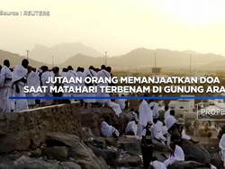 Jutaan Orang Memanjaatkan Doa di Gunung Arafah