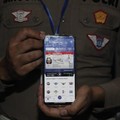 Korlantas Polri melaunching inovasi digitalisasi Dokumen Utama Lalu Lintas, dalam hal ini diawali dengan Surat Izin Mengemudi (SIM) yang memungkinkan masyarakat menunjukkan SIM langsung melalui telepon genggam. (Dok. Korlantas POlri)