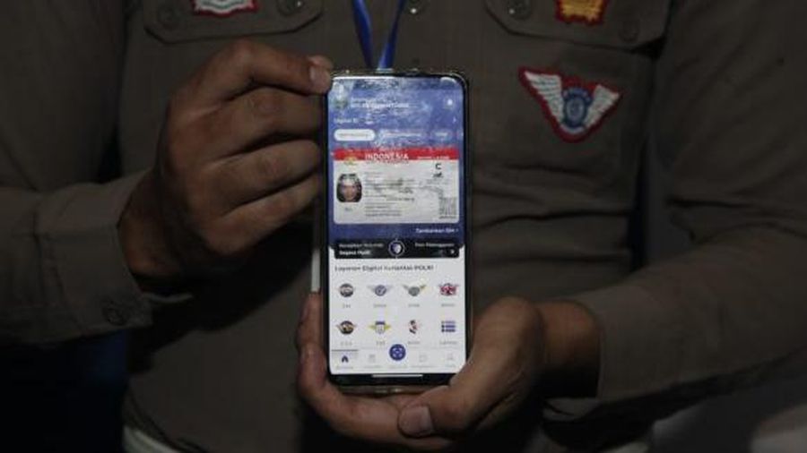 Korlantas Polri melaunching inovasi digitalisasi Dokumen Utama Lalu Lintas, dalam hal ini diawali dengan Surat Izin Mengemudi (SIM) yang memungkinkan masyarakat menunjukkan SIM langsung melalui telepon genggam. (Dok. Korlantas POlri)