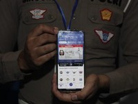 Korlantas Polri melaunching inovasi digitalisasi Dokumen Utama Lalu Lintas, dalam hal ini diawali dengan Surat Izin Mengemudi (SIM) yang memungkinkan masyarakat menunjukkan SIM langsung melalui telepon genggam. (Dok. Korlantas POlri)