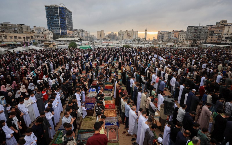 Muslim Palestina menghadiri salat Iduladha, di Kota Gaza, Rabu (27/5/2026). (REUTERS/Dawoud Abu Alkas)