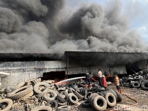 Pabrik Daur Ulang Ban di Mojokerto Terbakar, Asap Hitam Membumbung Tinggi