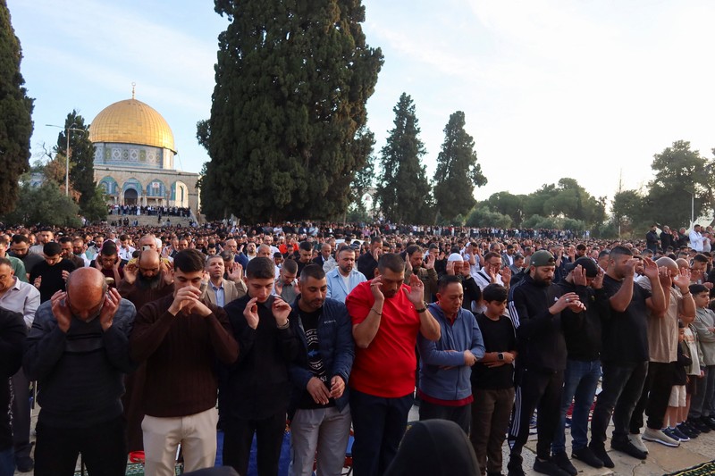 Muslim Palestina menghadiri salat Iduladha, di Kota Gaza, Rabu (27/5/2026). (REUTERS/Dawoud Abu Alkas)