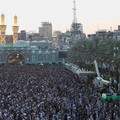 Para jamaah Muslim Syiah melaksanakan salat Iduladha di antara makam Imam Hussein dan Imam Abbas di kota suci Karbala, Irak, Rabu (27/5/2026). (REUTERS/Alaa Al-Marjani)