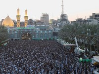 Para jamaah Muslim Syiah melaksanakan salat Iduladha di antara makam Imam Hussein dan Imam Abbas di kota suci Karbala, Irak, Rabu (27/5/2026). (REUTERS/Alaa Al-Marjani)
