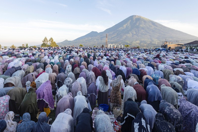 Muslim Palestina menghadiri salat Iduladha, di Kota Gaza, Rabu (27/5/2026). (REUTERS/Dawoud Abu Alkas)