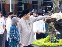 Penyerahan Sapi Purbaya Simental 868kg asal blora dari Menkeu Purbaya Yudhi Sadewa ke ketua panitia kurban Suminto.(CNBC Indonesia/Robertus Andrianto)