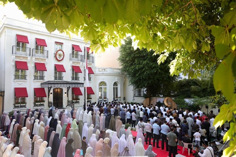 Presiden Prabowo Subianto salat Iduladha 1447 H di Wisma Kedutaan Besar Republik Indonesia (KBRI) Paris, Prancis Rabu (27/5/2026). (Dok. Tim Media Presiden)
