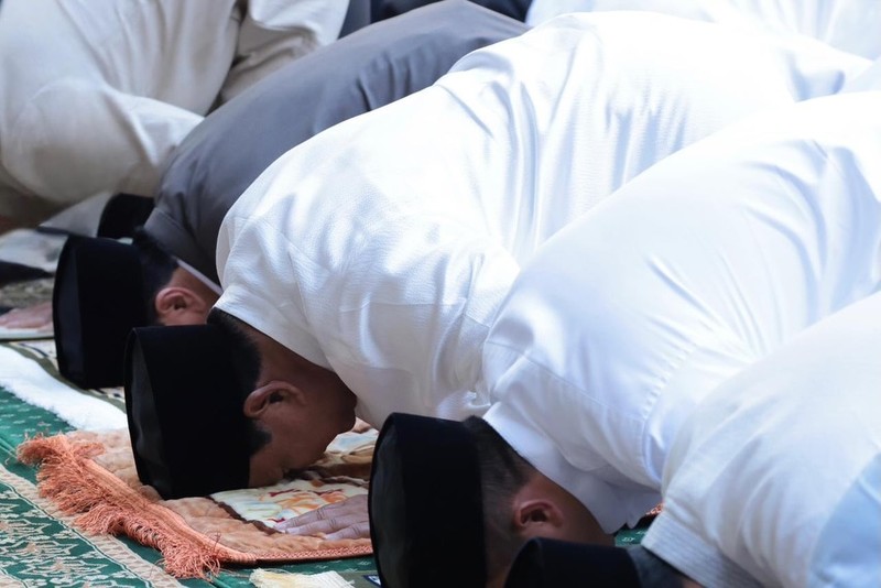 Presiden Prabowo Subianto salat Iduladha 1447 H di Wisma Kedutaan Besar Republik Indonesia (KBRI) Paris, Prancis Rabu (27/5/2026). (Dok. Tim Media Presiden)