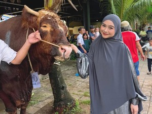 Video: Kurban Sapi 1 Ton, Ria Ricis Ingin Ajarkan Moana Makna Berkurban