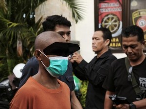 Sakit Hati Candaan Kasar, Pria Tusuk Temannya di Kamar Kos