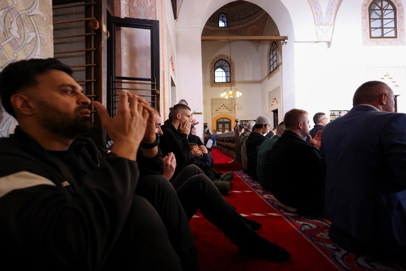 Muslim Palestina menghadiri salat Iduladha, di Kota Gaza, Rabu (27/5/2026). (REUTERS/Dawoud Abu Alkas)