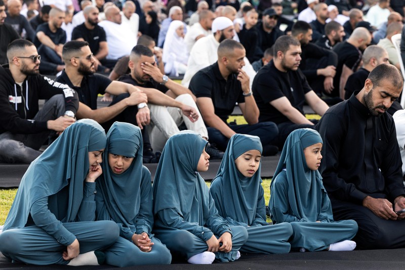 Muslim Palestina menghadiri salat Iduladha, di Kota Gaza, Rabu (27/5/2026). (REUTERS/Dawoud Abu Alkas)