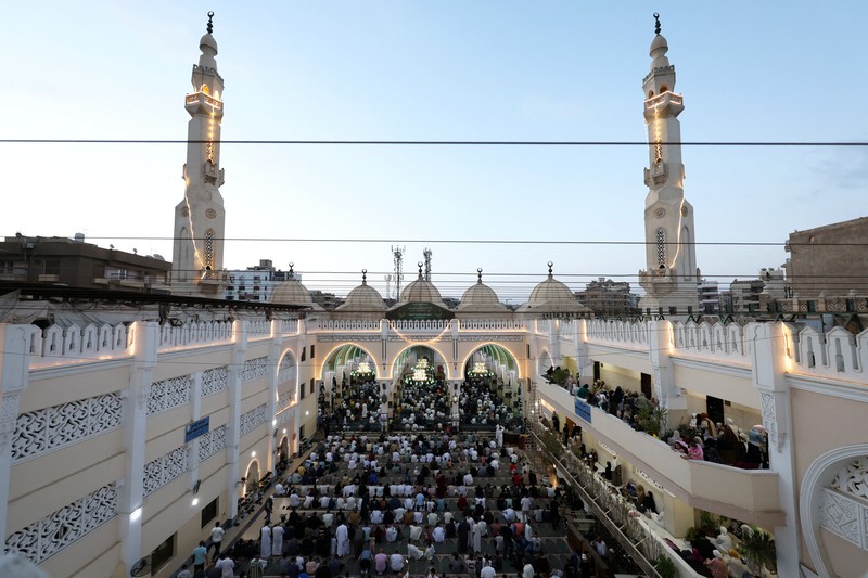 Muslim Palestina menghadiri salat Iduladha, di Kota Gaza, Rabu (27/5/2026). (REUTERS/Dawoud Abu Alkas)