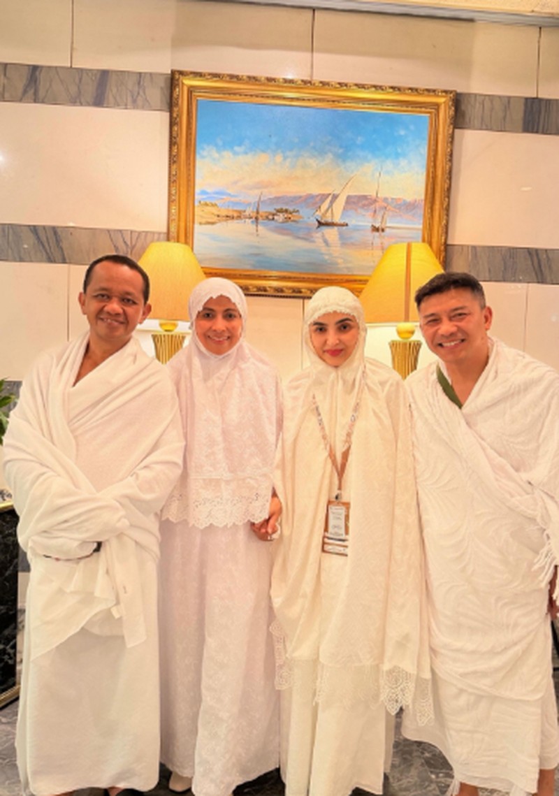 Menteri ESDM Bahlil Lahadalia menunaikan ibadah haji bersama istrinya. (Instagram/melangkahdaritimur.id)