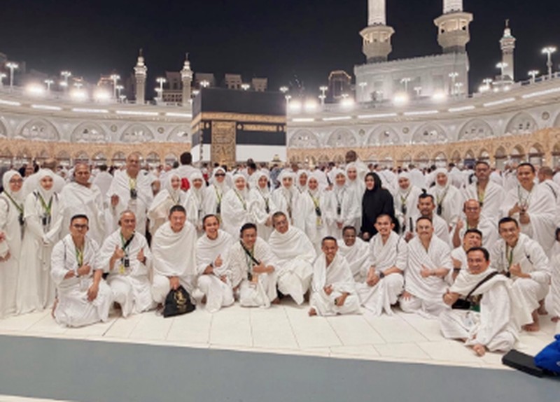 Menteri ESDM Bahlil Lahadalia menunaikan ibadah haji bersama istrinya. (Instagram/melangkahdaritimur.id)